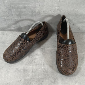 BOC Born Concept Womens‎ Size 11M Peggy Slip On Brown Tooled Casual Leather Shoe